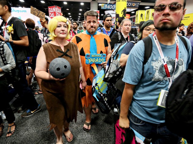 Cosplayers vestidos de Fred Flinstone e seu melhor amigo Barney Rubble caminham durante a Comic Con 2015 em San Diego, Califórnia