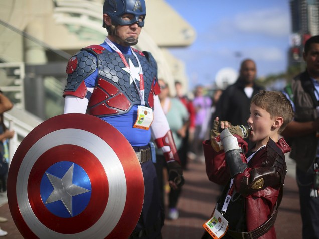 Shawn Richter e seu filho Gavin fantasiados de Capitão América e Senhor das Estrelas durante a Comic Con 2015, em San Diego, Califórnia