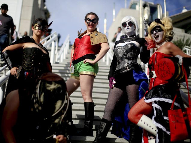 Cosplayers se vestem de personagens da DC comics durante a Comic Con 2015, em San Diego, Califórnia