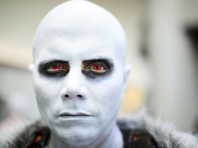 Alejandro Castillo se fantasia de White Walker da série Game Of Thrones durante a Comic Con 2015