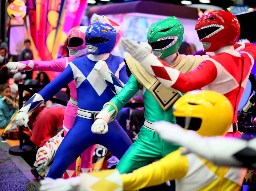 Um grupo vestido de Power Rangers posa no Centro de Convenções da Comic Con Internacional em San Diego, Califórnia. O evento dura quatro dias e reúne apresentações sobre quadrinhos, cinema, TV entre outras mídias atraindo a atenção de entusiastas do mundo inteiro