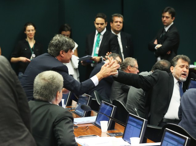 O deputado Zé Geraldo (PT-PA) discute com Wellington Roberto (PR-PB) durante sessão do Conselho de Ética que analisa o processo de quebra de decoro parlamentar contra o presidente da Câmara, Eduardo Cunha, em Brasília (DF), nesta quinta-feira (10)