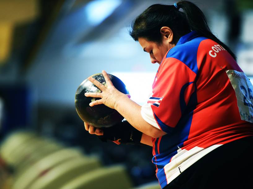 Jogadora da Costa Rica se prepara durante a disputa feminina em duplas de boliche nos Jogos Pan-Americanos, em Toronto, Canadá