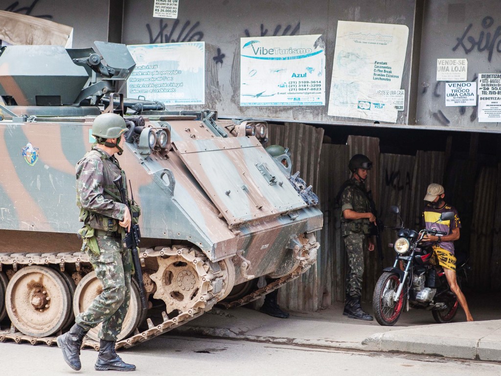 Movimentação de policiais militares e de soldados do Exército em comunidades do Complexo da Maré, no Rio de Janeiro