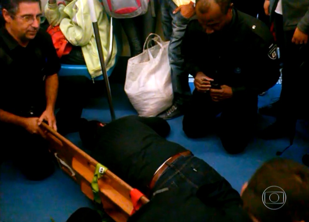 Homem é pisoteado em vagão do Metrô na Estação Itaquera
