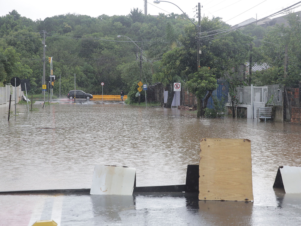 A chuva que atingiu Porto Alegre, no Rio Grande do Sul, provocou queda de postes e de árvores, danificou inúmeras casas, além de ter prejudicado o abastecimento de energia elétrica