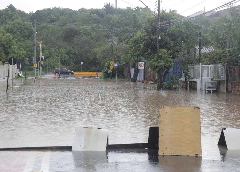A chuva que atingiu Porto Alegre, no Rio Grande do Sul, provocou queda de postes e de árvores, danificou inúmeras casas, além de ter prejudicado o abastecimento de energia elétrica