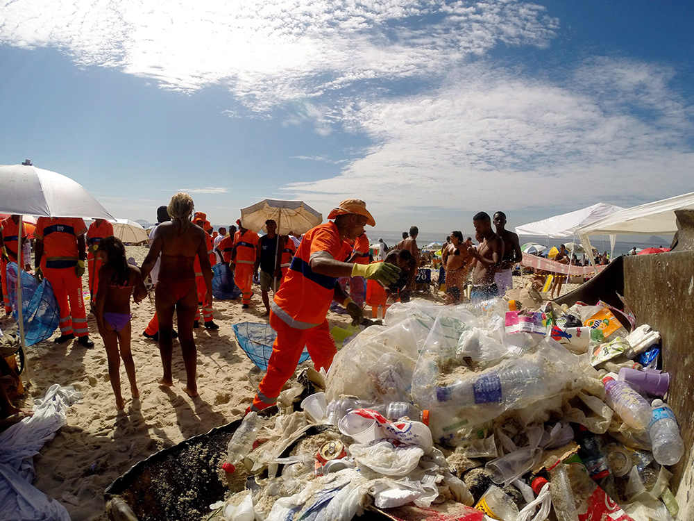 Garis da Comlurb (Companhia Municipal de Limpeza Urbana) removem nesta quinta-feira (1) toneladas de lixo após as festas de fim de ano no Rio de Janeiro. Na imagem, a praia de Copacabana