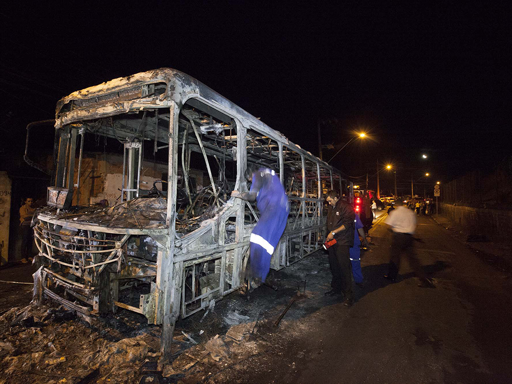 Um ônibus foi queimado na estrada do Poney Club, em São Bernardo do Campo, no ABC Paulista, na noite desta quinta-feira