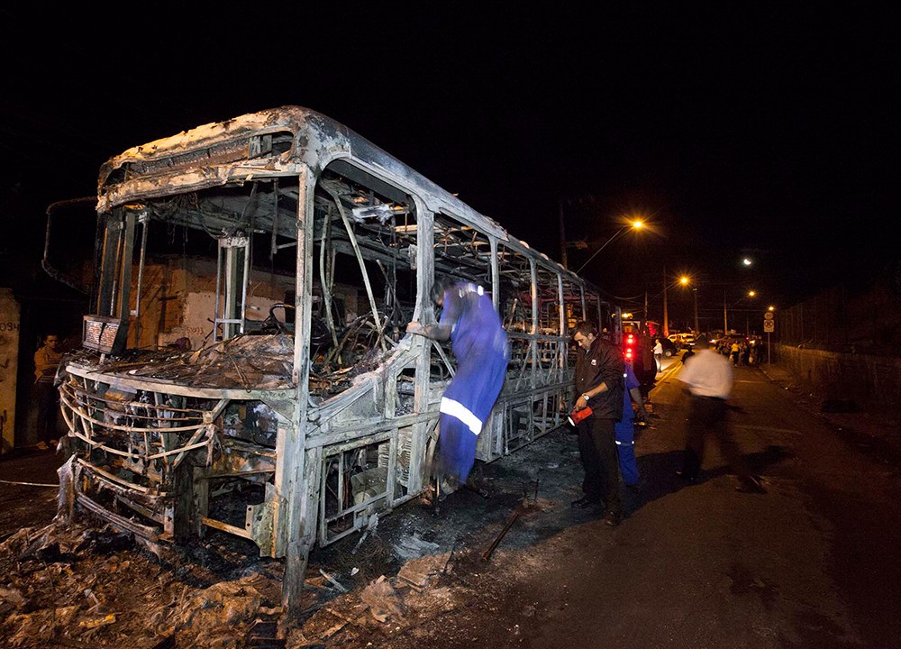 Um ônibus foi queimado na estrada do Poney Club, em São Bernardo do Campo, no ABC Paulista, na noite desta quinta-feira