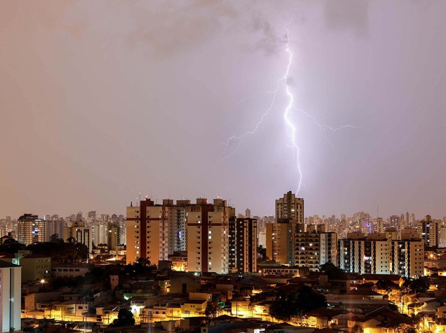 Raios são vistos na zona norte de São Paulo na madrugada desta segunda-feira (29), durante a forte chuva<br><br>