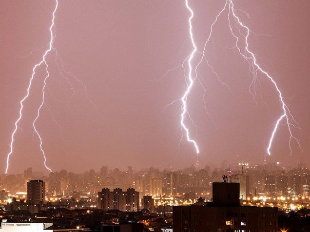 Raios são vistos na zona norte de São Paulo na madrugada desta segunda-feira (29), durante a forte chuva