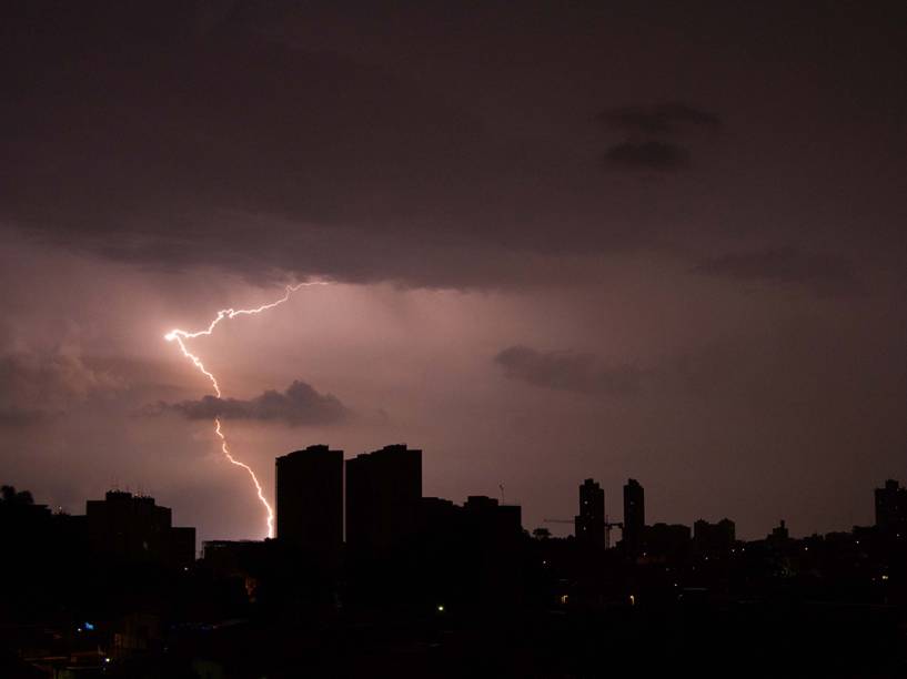 Raios são vistos na região de Guarulhos, na grande São Paulo, na madrugada desta segunda-feira (29), próximo ao aeroporto de Cumbica<br><br>