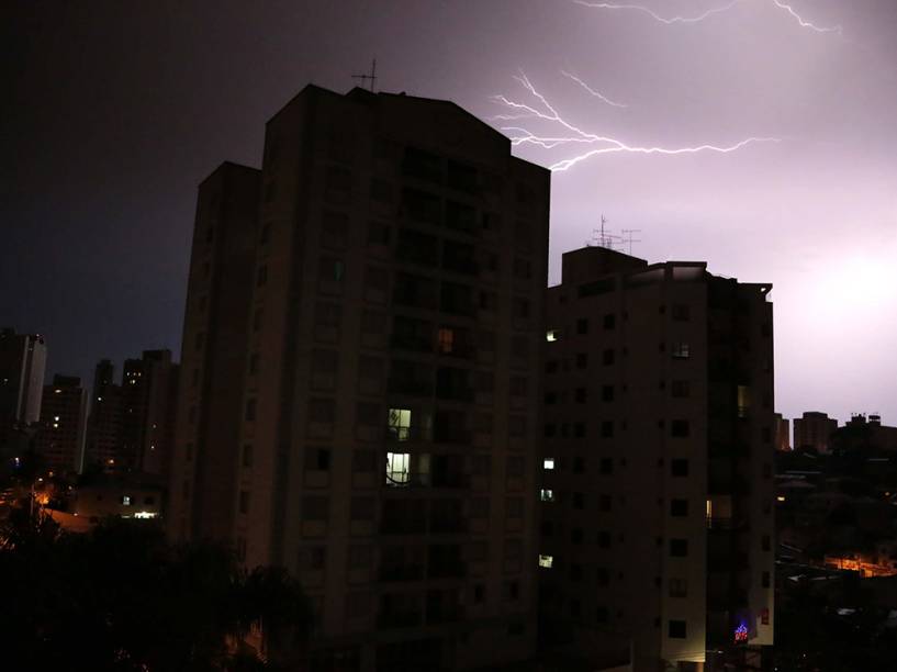 Raios são vistos na zona norte de São Paulo na madrugada desta segunda-feira (29), durante a forte chuva