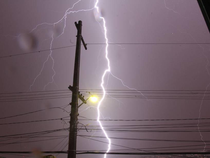 Raios são vistos na zona leste de São Paulo na madrugada desta segunda-feira (29), durante a forte chuva