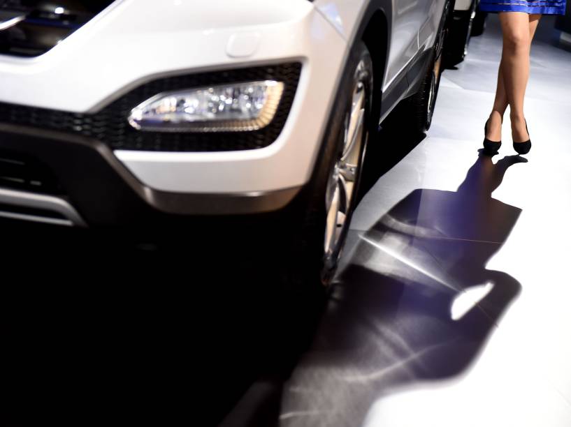 Modelo apresenta carro no Salão do Automóvel 2014, em São Paulo