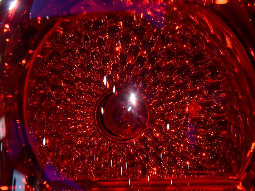Detalhe na lanterna traseira de um carro apresentado no Salão do Automóvel 2014, em São Paulo