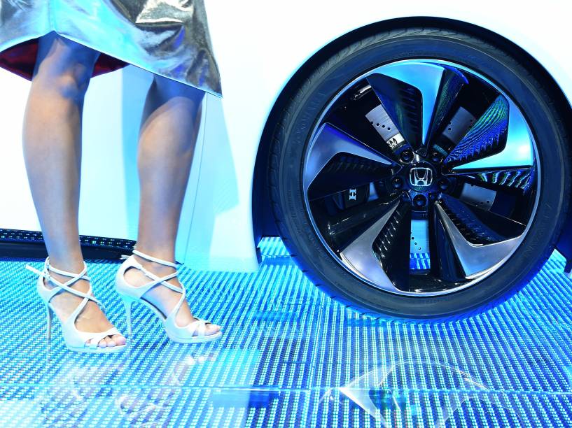 Modelo apresenta um Honda NSX concept no Salão do Automóvel 2014, em São Paulo