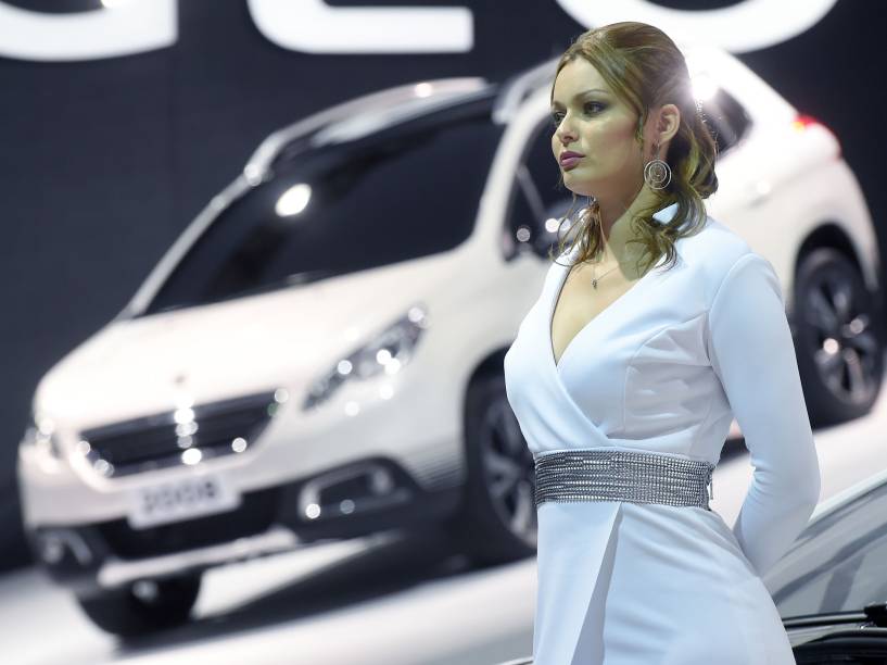 Modelo apresenta carro no Salão do Automóvel 2014, em São Paulo