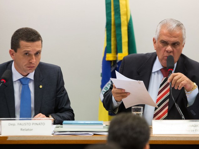 O deputado Fausto Pinato (à esq.) e o presidente do Conselho de Ética, José Carlos Araújo, em sessão que discute processo contra Eduardo Cunha, em Brasília (DF), nesta terça-feira (24)