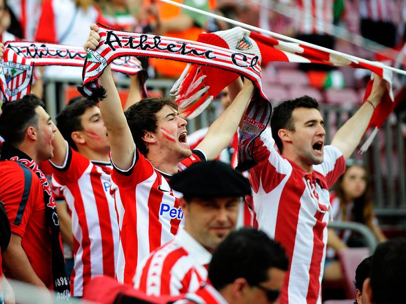 Torcedores antes da partida entre Athletic Bilbao e Barcelona na final da Copa do Rei da Espanha