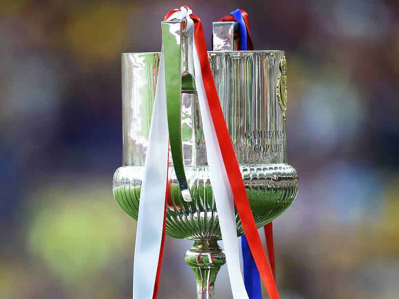 A taça da Copa do Rei da Espanha é exibida antes da partida entre Athletic Bilbao e Barcelona
