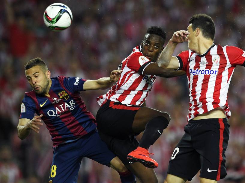 Jogadores disputam a bola durante partida entre Athletic Bilbao e Barcelona na final da Copa do Rei da Espanha