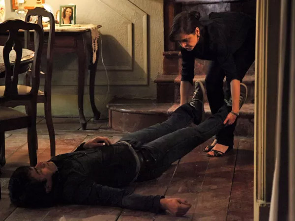 Cora (Drica Moraes) arrasta Fernando (Erom Cordeiro) pelo chão de sua cara depois de fazê-lo cair pela escada