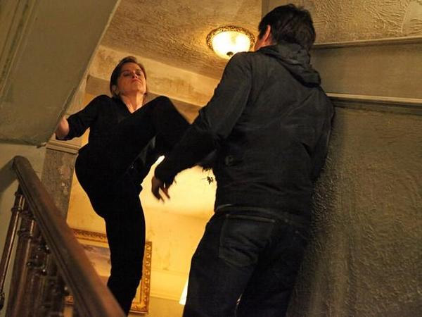 Cora (Drica Moraes) empurra Fernando (Erom Cordeiro) pela escada de sua casa