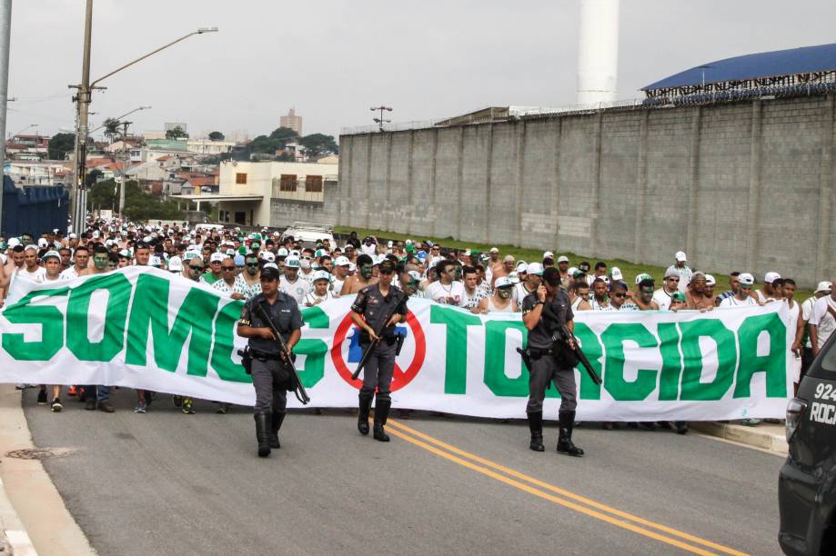 Torcedores do Palmeiras chegam a Arena Corinthians na tarde deste domingo (19)