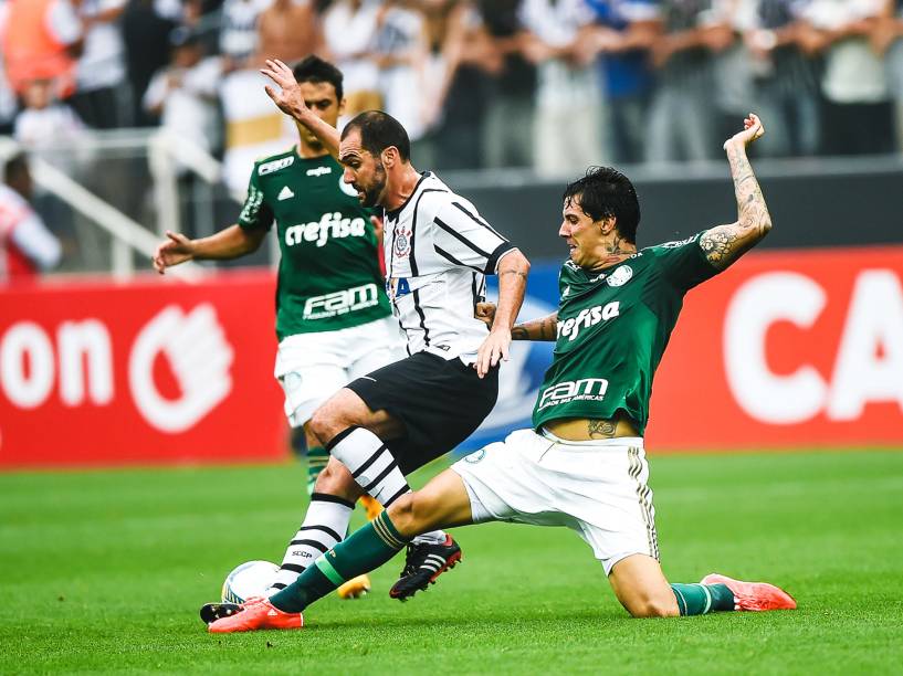O jogador Danilo, do Corinthians, durante partida válida pelas semifinais do Campeonato Paulista 2015