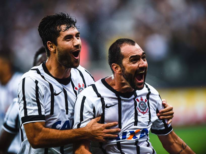 Danilo comemora com zagueiro Felipe após marcar gol na partida contra o Palmeiras, pelas semifinais do Campeonato Paulista 2015