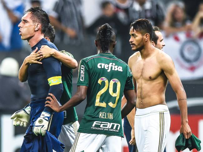 Jogadores do Palmeiras comemoram com o goleiro Fernando Prass, o herói da classificação sobre o Corinthians