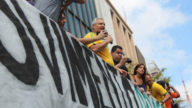 Coronel Telhada discursa em manifestação anti-Dilma na avenida Paulista, em São Paulo