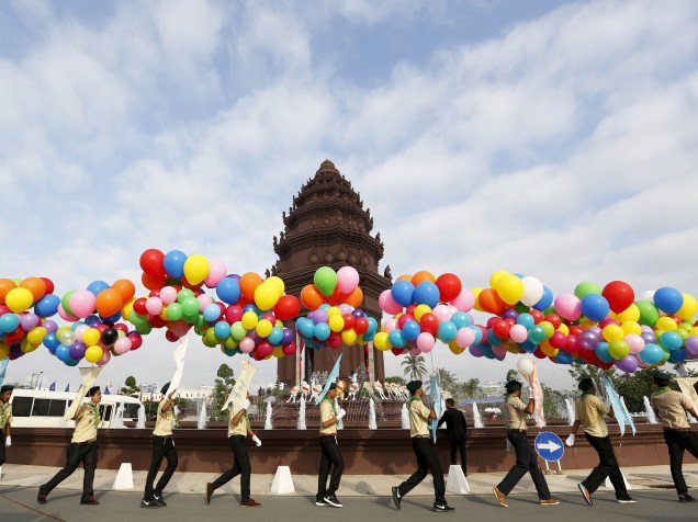 Em comemoração ao 62º aniversário da Independência do Camboja da França, estudantes caminham com balões pelo centro de Phnom Penh - 09/11/2015