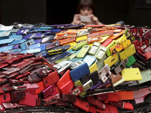 Obra do artista Lin Shih-pao construída com 25 mil celulares colados em uma base que simula carro, é exibida em Taiwan para chamar atenção sobre a reciclagem de lixo eletrônico - 09/11/2015