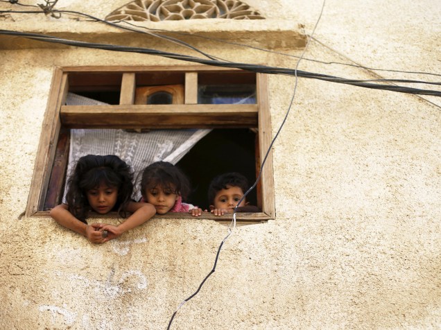 Crianças olham para fora de janela, durante campanha contra poliomielite. Segundo a imprensa local, o Iêmen começou na segunda-feira uma campanha de vacinação de três dias com o objetivo de atingir pelo menos cinco milhões de crianças  - 09/11/2015