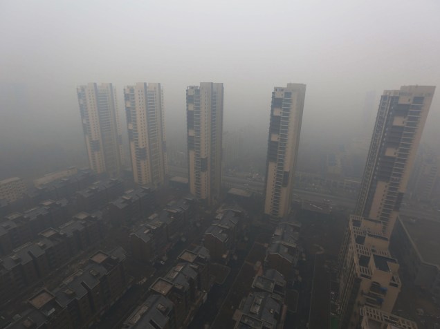 Edifícios são vistos entre forte neblina em Shenyang, na província de Liaoning, na China - 09/11/2015