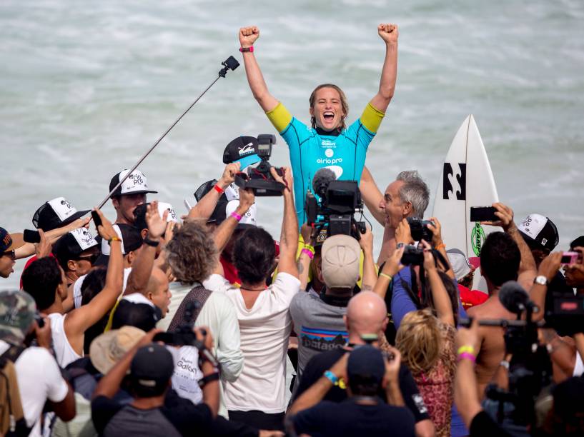 Courtney Conlogue comemora a vitória na final do Rio Pro Feminino 2015