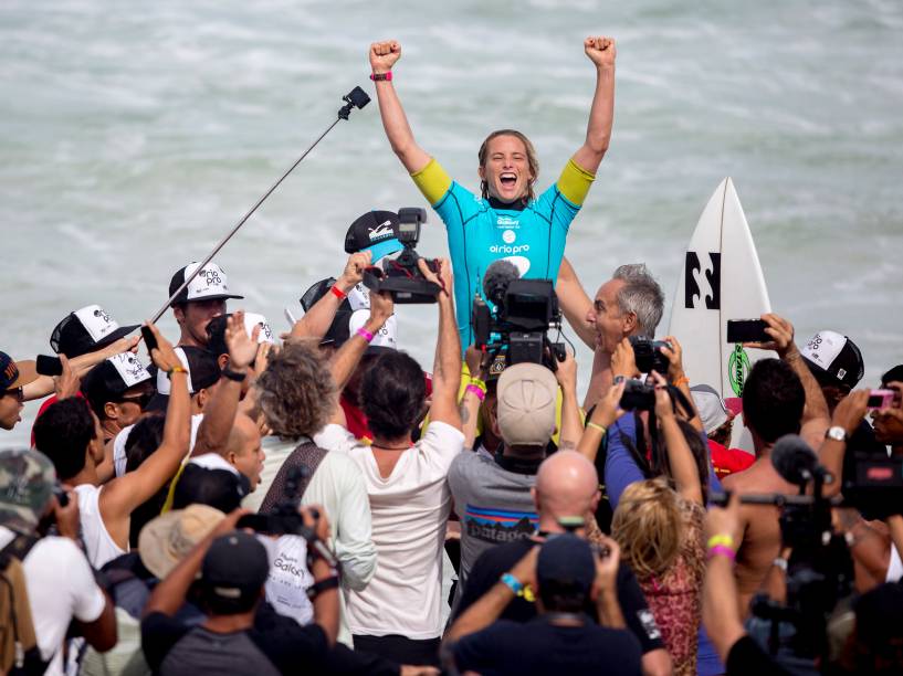 Courtney Conlogue comemora a vitória na final do Rio Pro Feminino 2015, etapa brasileira do Circuito Mundial de Surfe