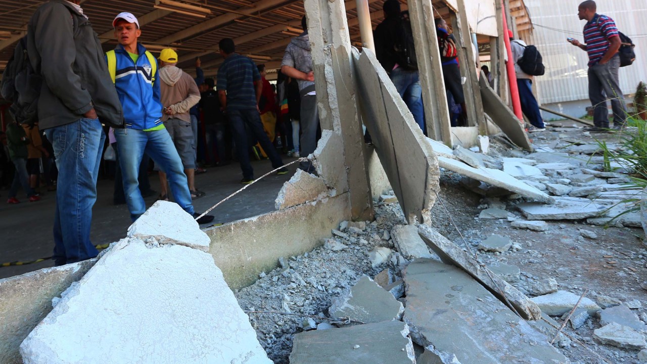 Muro da Estação Francisco Morato da CPTM é destruído durante protesto de passageiros contra a paralisação