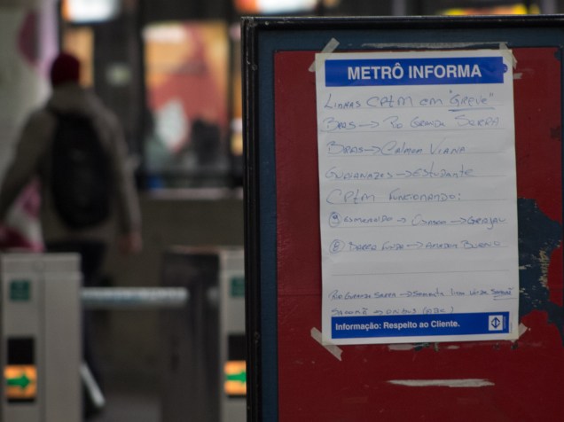 Cartaz fixado na estação Brás, da CPTM, explica quais as linhas paralisadas nesta quarta-feira (03)