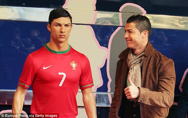 Cristiano Ronaldo confere o visual do seu boneco de cera