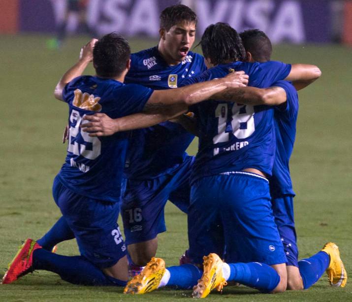 Mineiros comemoram no jogo Santos x Cruzeiro, na Vila Belmiro, semifinal da Copa do Brasil 2014