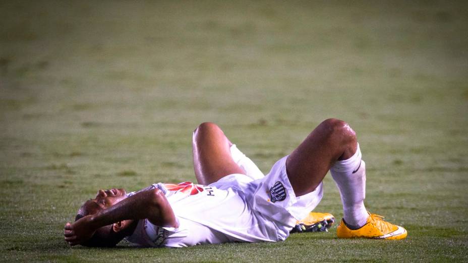 Robinho caído no jogo Santos x Cruzeiro, na Vila Belmiro, semifinal da Copa do Brasil 2014