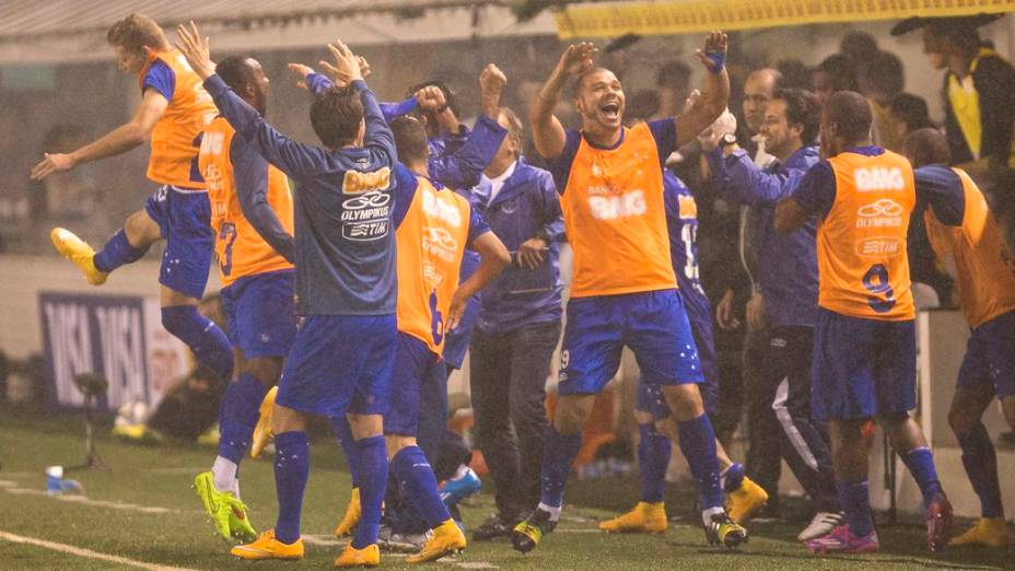 Mineiros comemoram no jogo Santos x Cruzeiro, na Vila Belmiro, semifinal da Copa do Brasil 2014