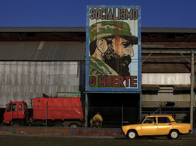 Pintura do ex-Chefe de Estado de Cuba, Fidel Castro, em Havana, com os dizeres "Socialismo ou morte"