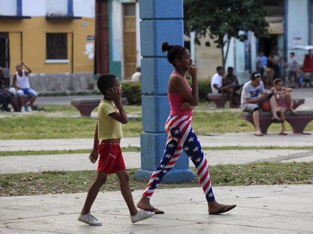 Garota caminha com calça estampada com a bandeira dos Estados Unidos, em Havana. O presidente Barack Obama visitará o país nas próximas semanas