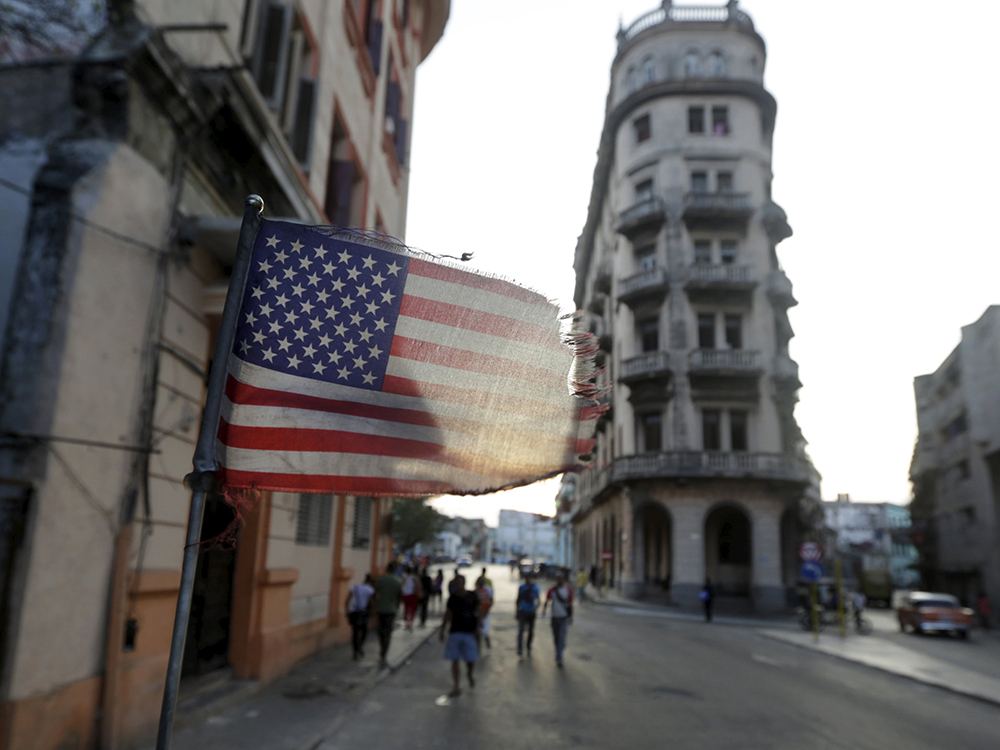 Bandeirinha dos Estados Unidos é vista em carro, na cidade de Havana, em Cuba