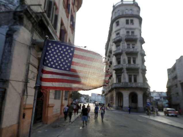 Bandeirinha dos Estados Unidos é vista em carro, na cidade de Havana, em Cuba